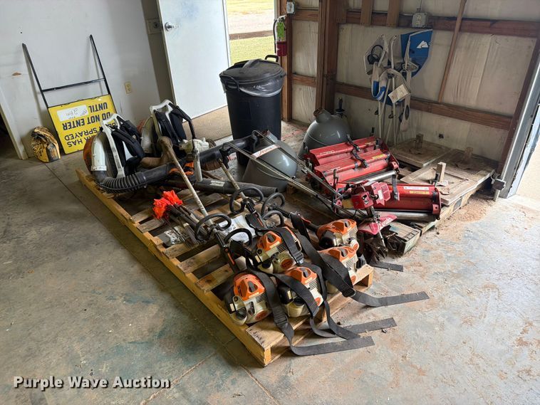 image for item DY3432 Lawn and garden equipment