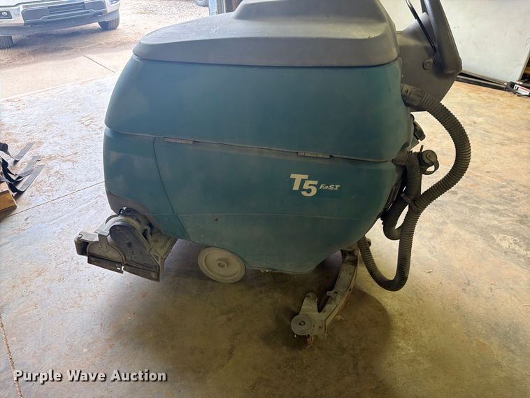 image for item DY3433 Tennant T5 Fast floor scrubber