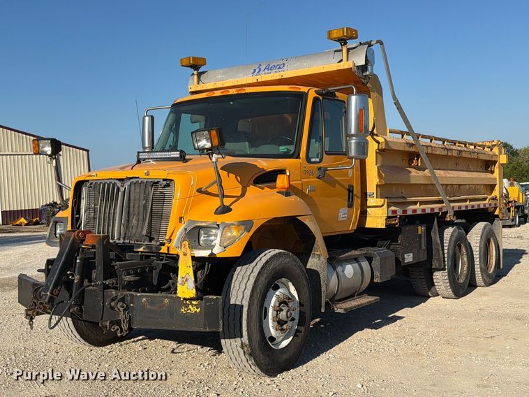 image for item DZ4742 2007 International 7400 dump truck