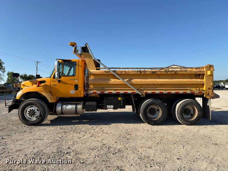 image for item DZ4742 2007 International 7400 dump truck