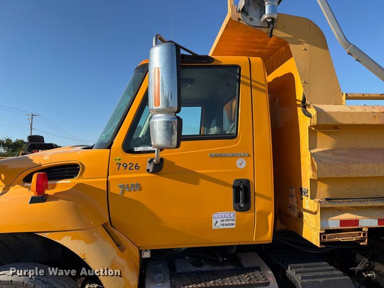 image for item DZ4742 2007 International 7400 dump truck
