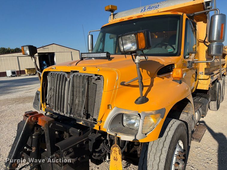image for item DZ4742 2007 International 7400 dump truck