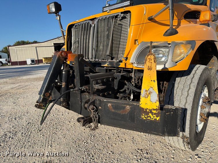 image for item DZ4742 2007 International 7400 dump truck
