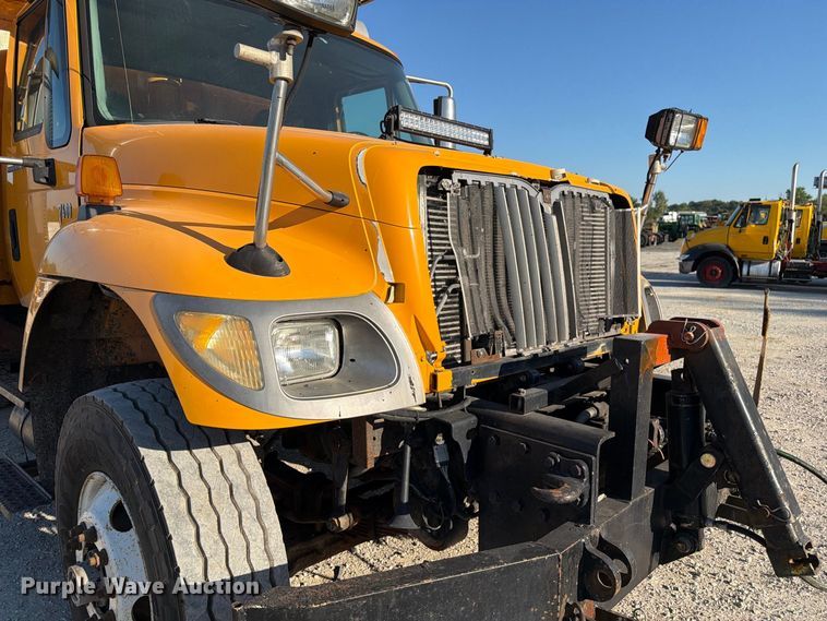 image for item DZ4742 2007 International 7400 dump truck