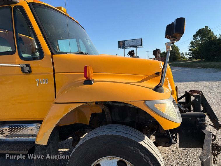 image for item DZ4742 2007 International 7400 dump truck