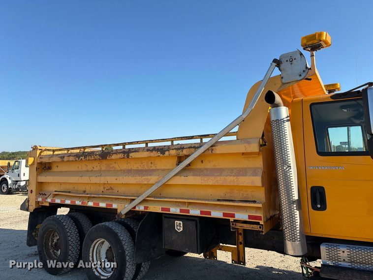 image for item DZ4742 2007 International 7400 dump truck