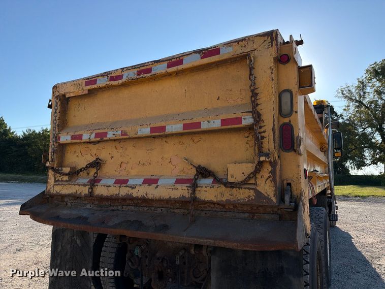 image for item DZ4742 2007 International 7400 dump truck