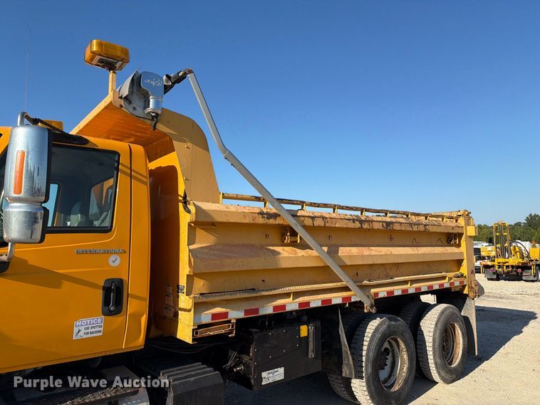 image for item DZ4742 2007 International 7400 dump truck