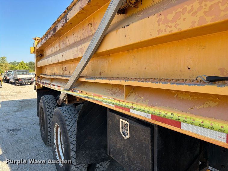image for item DZ4742 2007 International 7400 dump truck