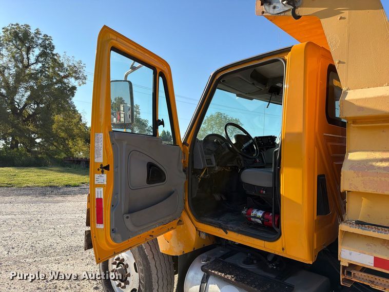 image for item DZ4742 2007 International 7400 dump truck