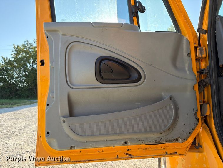 image for item DZ4742 2007 International 7400 dump truck
