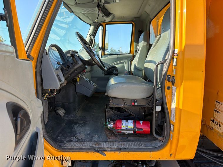 image for item DZ4742 2007 International 7400 dump truck