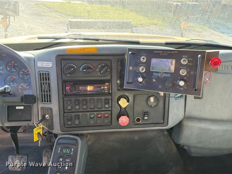 image for item DZ4742 2007 International 7400 dump truck