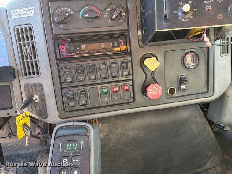 image for item DZ4742 2007 International 7400 dump truck
