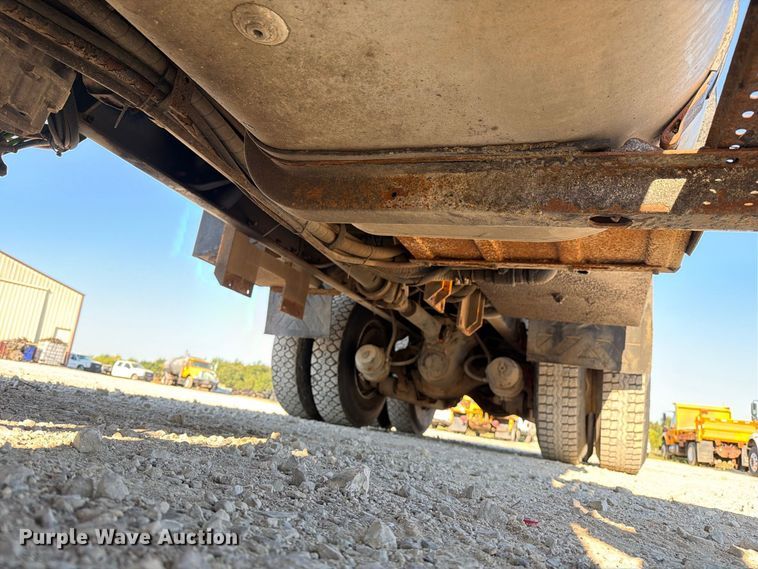 image for item DZ4742 2007 International 7400 dump truck