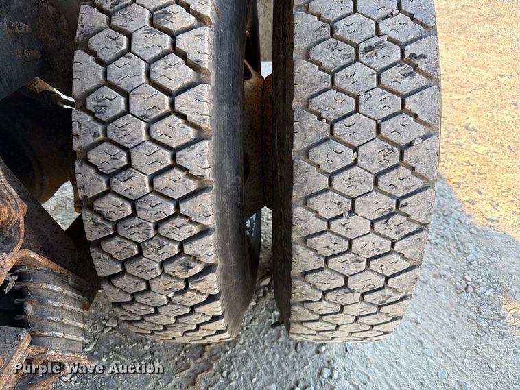 image for item DZ4742 2007 International 7400 dump truck