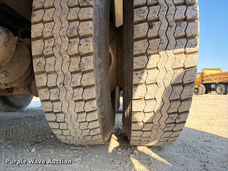 image for item DZ4742 2007 International 7400 dump truck