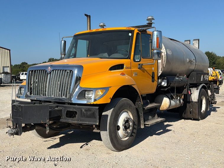 image for item DZ4743 2006 International 7300 oil distributor truck