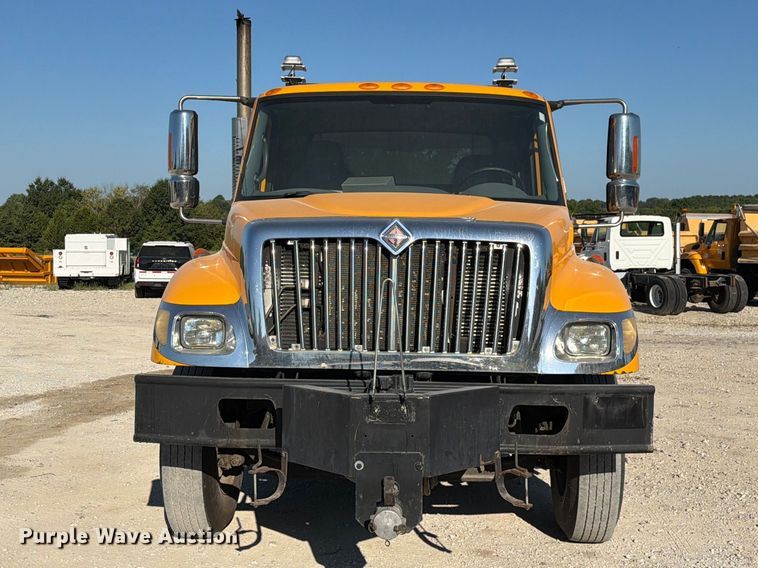 image for item DZ4743 2006 International 7300 oil distributor truck