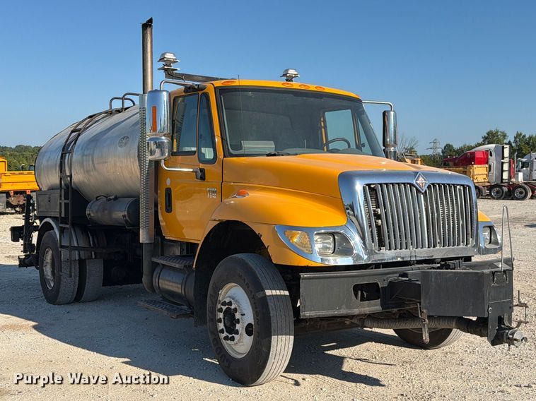 image for item DZ4743 2006 International 7300 oil distributor truck
