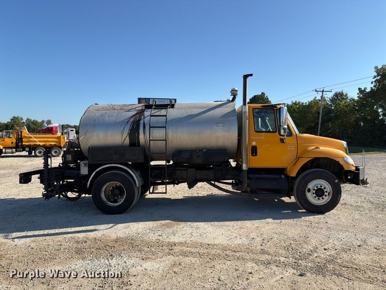 image for item DZ4743 2006 International 7300 oil distributor truck