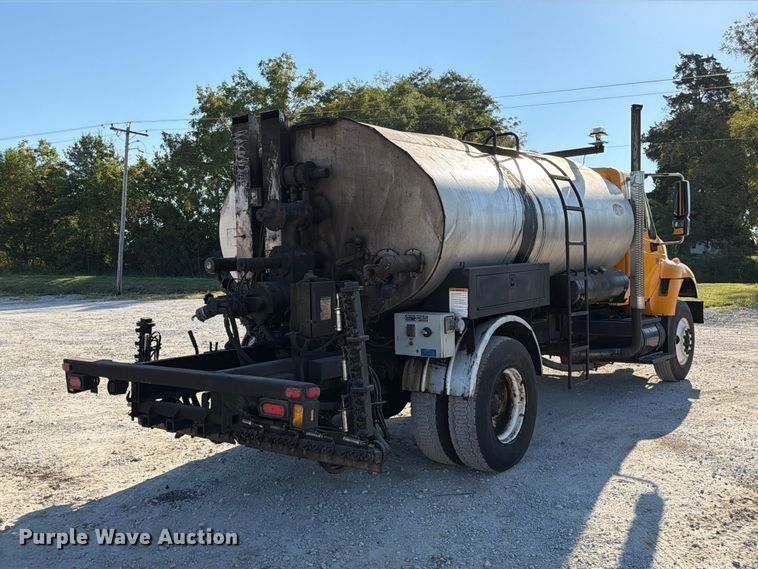 image for item DZ4743 2006 International 7300 oil distributor truck