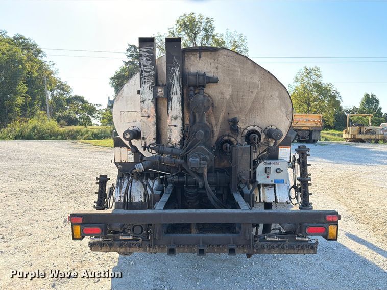 image for item DZ4743 2006 International 7300 oil distributor truck