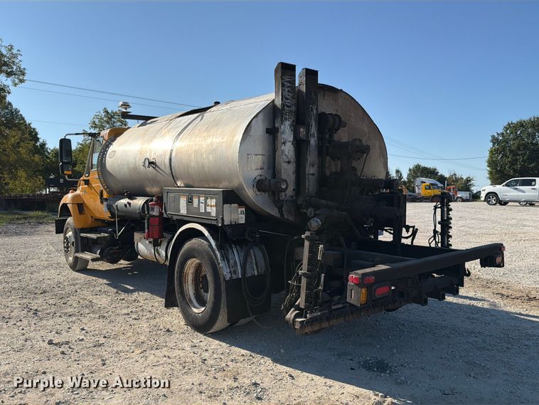 image for item DZ4743 2006 International 7300 oil distributor truck