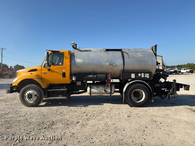 image for item DZ4743 2006 International 7300 oil distributor truck