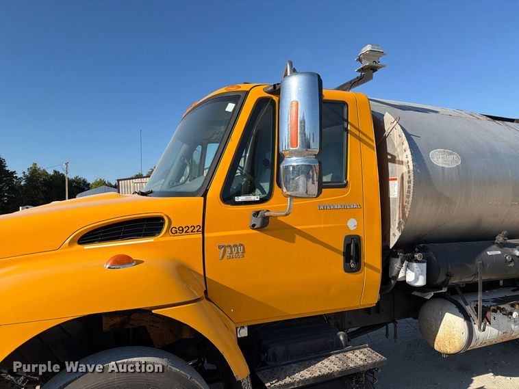 image for item DZ4743 2006 International 7300 oil distributor truck