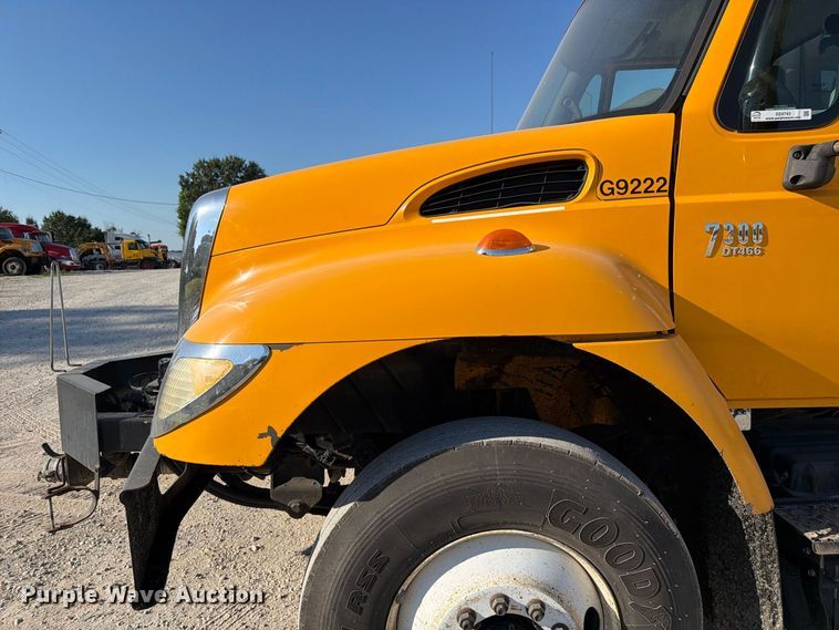image for item DZ4743 2006 International 7300 oil distributor truck