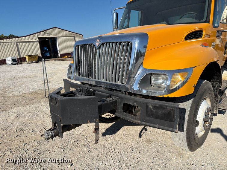 image for item DZ4743 2006 International 7300 oil distributor truck