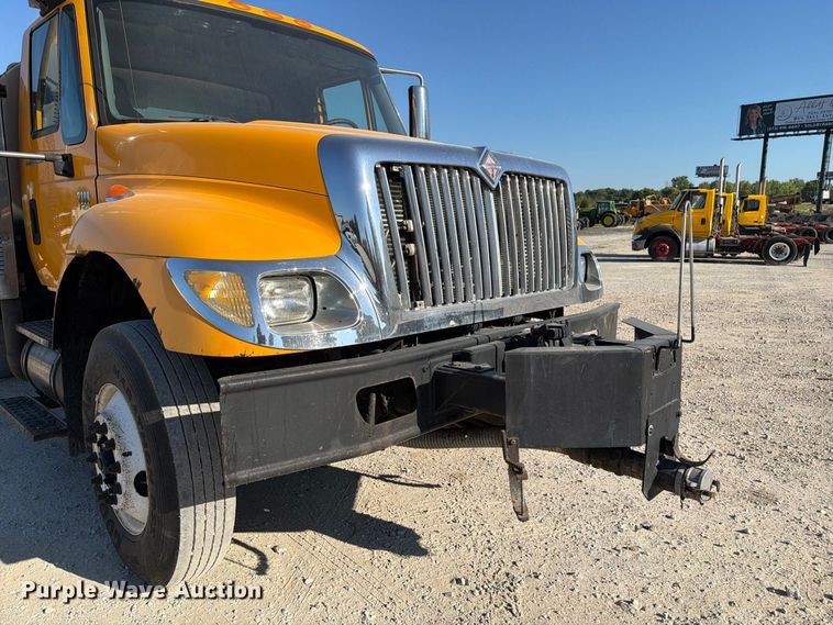 image for item DZ4743 2006 International 7300 oil distributor truck