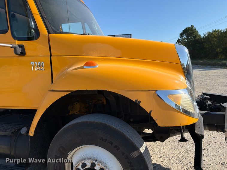 image for item DZ4743 2006 International 7300 oil distributor truck