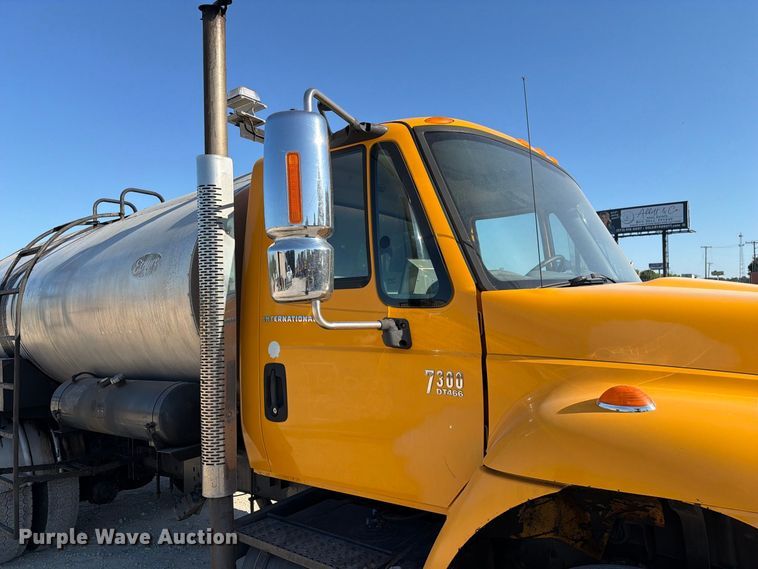 image for item DZ4743 2006 International 7300 oil distributor truck