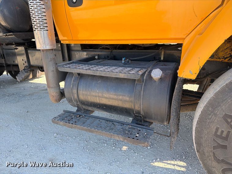 image for item DZ4743 2006 International 7300 oil distributor truck