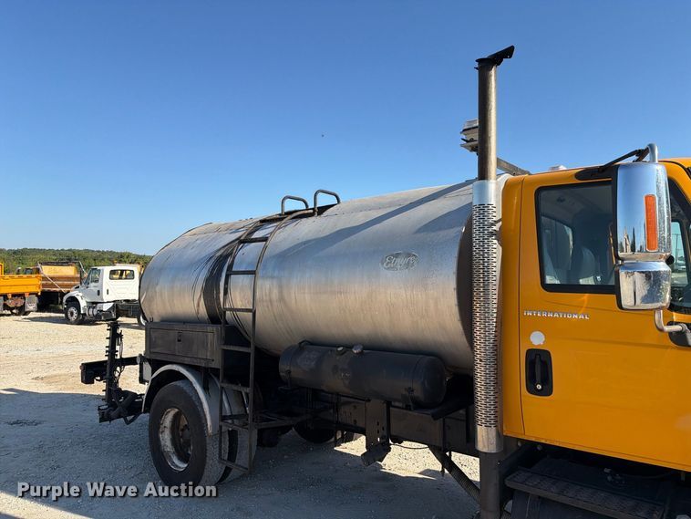 image for item DZ4743 2006 International 7300 oil distributor truck