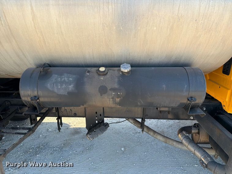 image for item DZ4743 2006 International 7300 oil distributor truck