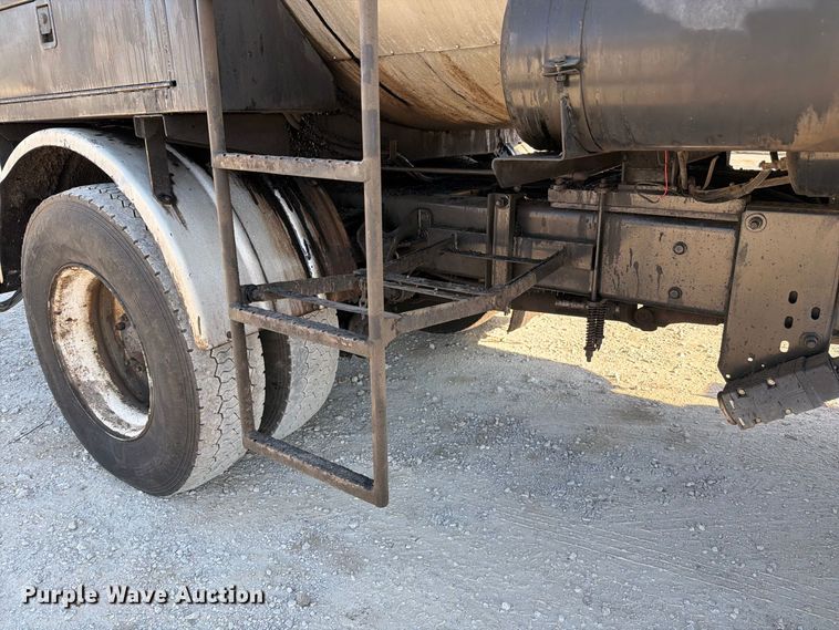 image for item DZ4743 2006 International 7300 oil distributor truck