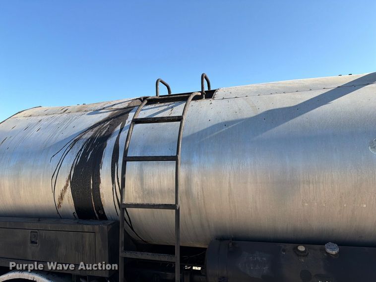 image for item DZ4743 2006 International 7300 oil distributor truck