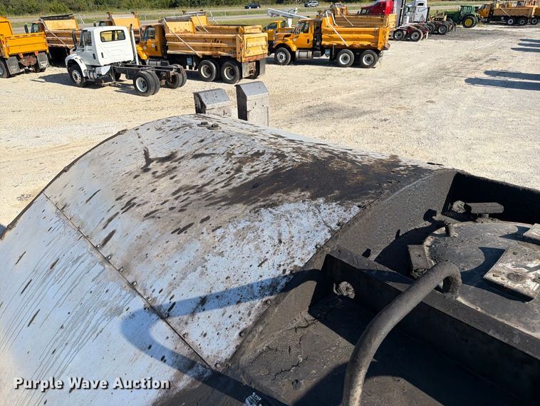 image for item DZ4743 2006 International 7300 oil distributor truck