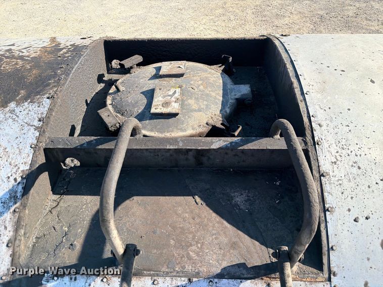 image for item DZ4743 2006 International 7300 oil distributor truck