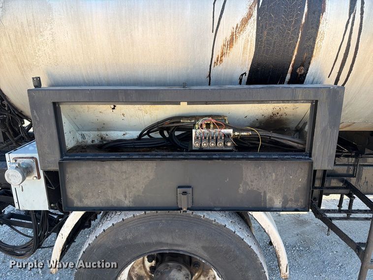 image for item DZ4743 2006 International 7300 oil distributor truck