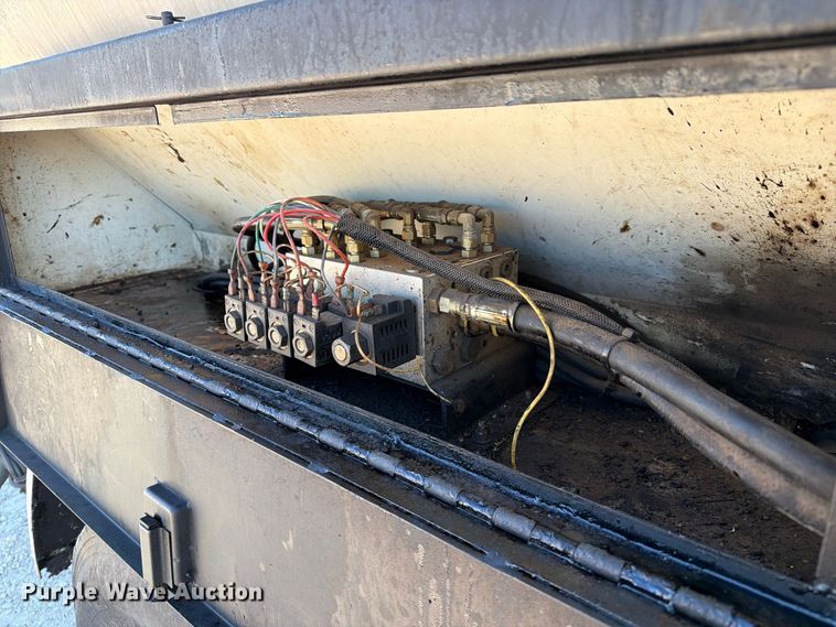 image for item DZ4743 2006 International 7300 oil distributor truck