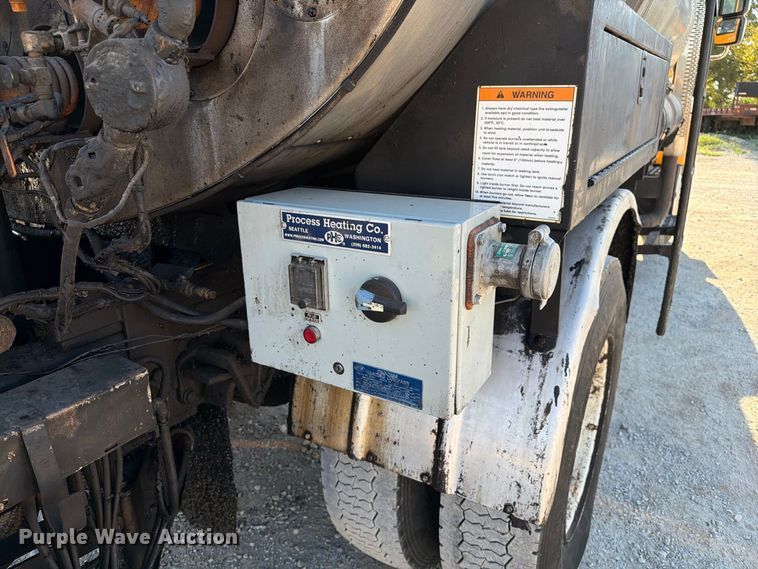 image for item DZ4743 2006 International 7300 oil distributor truck