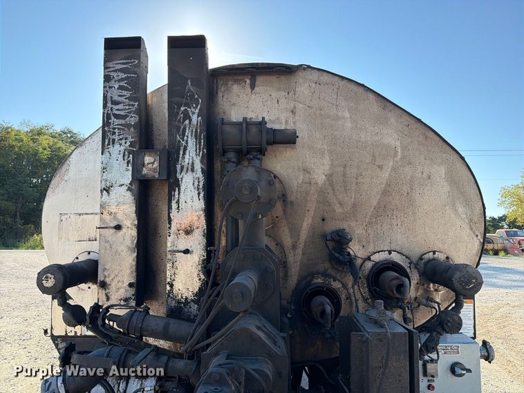 image for item DZ4743 2006 International 7300 oil distributor truck