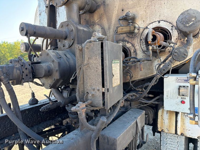 image for item DZ4743 2006 International 7300 oil distributor truck
