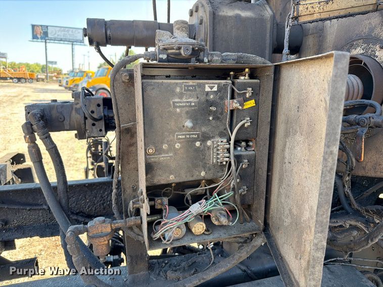 image for item DZ4743 2006 International 7300 oil distributor truck