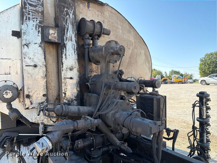 image for item DZ4743 2006 International 7300 oil distributor truck