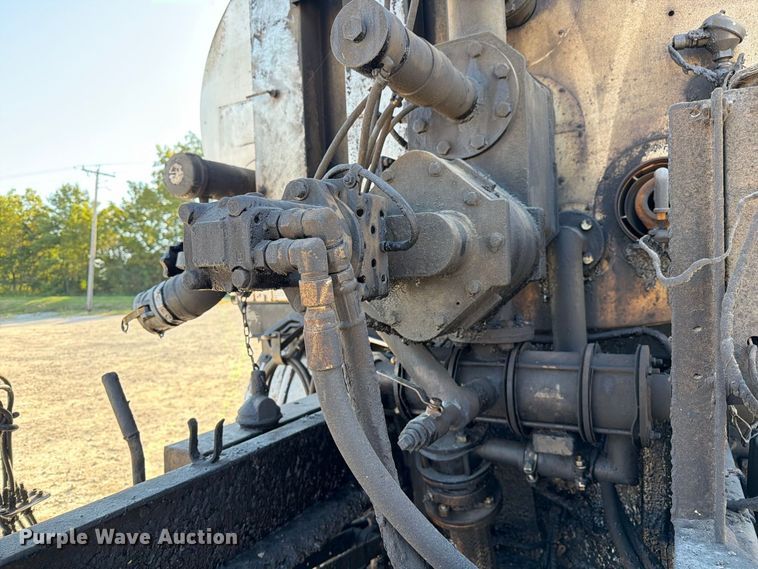 image for item DZ4743 2006 International 7300 oil distributor truck